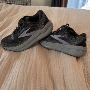 Brooks Ghost Max 2 Women's Size 8 Wide Dark Gray with Lavender